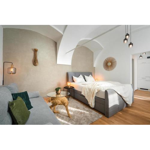 NOOR - Golden Mood or Cinema Luxe