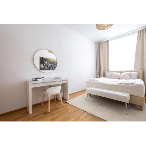 OrestaLiving - 2BR On the Danube Canal