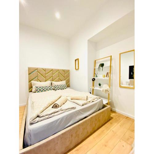 Ottakring Gem Shared 4-BR Retreat Breathtaking City Views