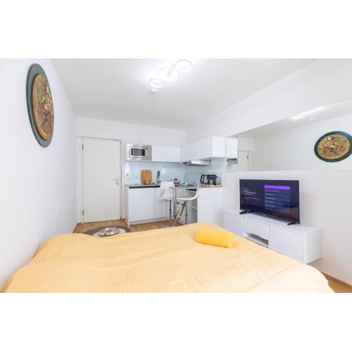 Private 1BR Value Stay w Kitchenette and Walk to Tram
