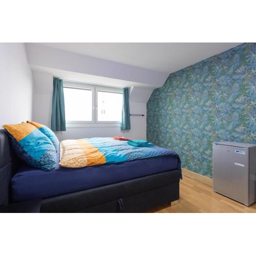Private room with AC- microwave, personal fridge & metro access - 7 min to center