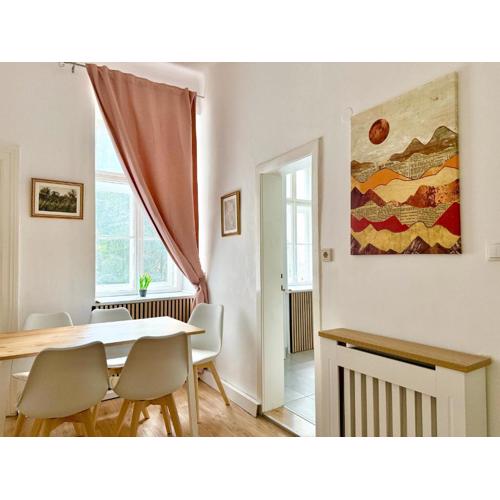 Renovated Spacious Apartment with Free Parking