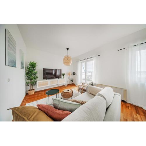 Rooftop City View Haven Apartment