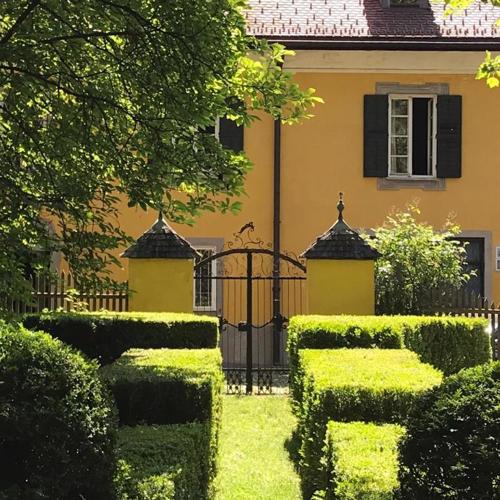 Schloss mit eigenem Garten und Parkplatz