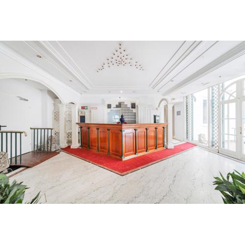 Self-Check-In Hotel Adlon