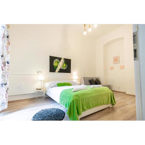 Simple Apt w full kitchen Wiener Stadthalle