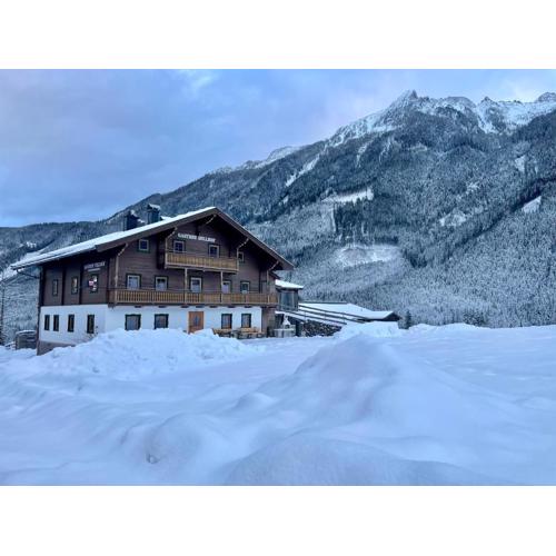 SÖLLHOF Ferienhaus mit 11 Schlafzimmern I großer Gemeinschaftsraum I Skibushaltestelle I 10 Min zum Skigebiet