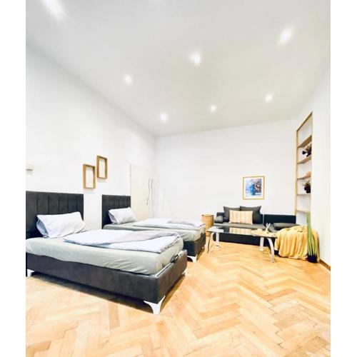 Spacious 2BR Apartment 7 Min from Westbahnhof