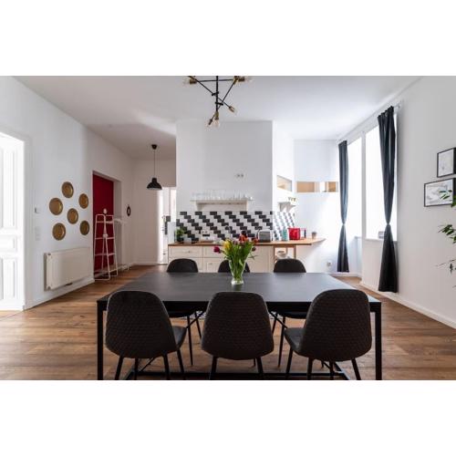 Spacious 2BR by Metro and Center by HM
