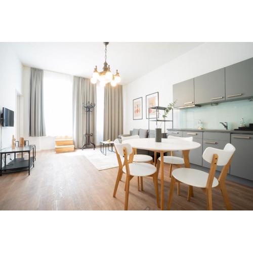 Spacious apartment with huge shared terrace and grill located between city centre and Donau river