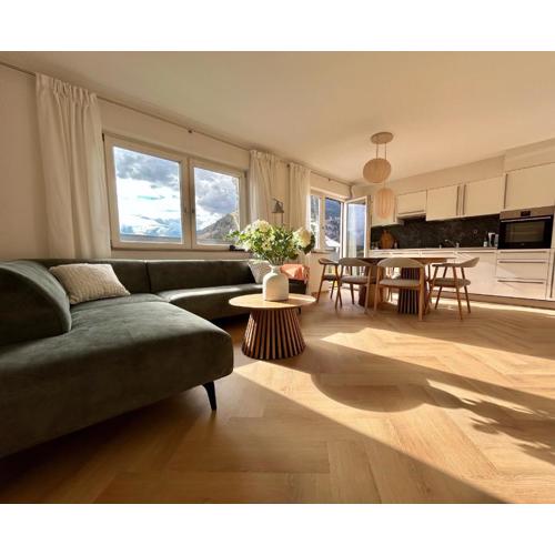 Spacious boutique family apt w sunny balcony & mountain views