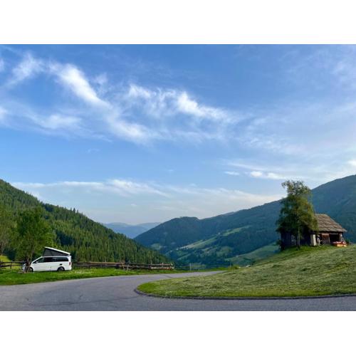 Stellplatz mit Aussicht auf Bergbauernhof