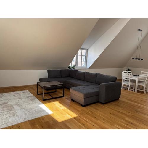 Stunning Central 4BR Penthouse - AC, Netflix & Stift View