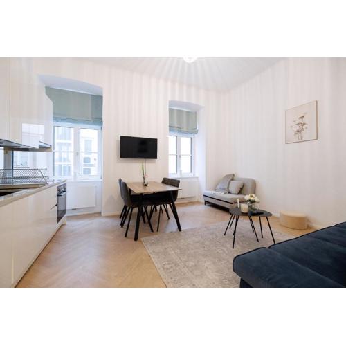 Stylish 1-Bedroom 2-Bath by Canal Minutes from Historic Centre