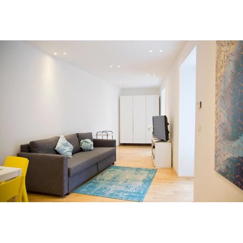 Stylish 1-Bedroom Apartment by Rochusmarkt Walk to the City Center