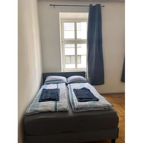 Stylish 1BR City Apartment for 5, Great Location