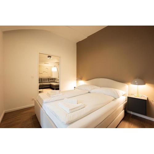 Stylish apartment with dedicated working space and super king-size bed located between city centre and Donau river
