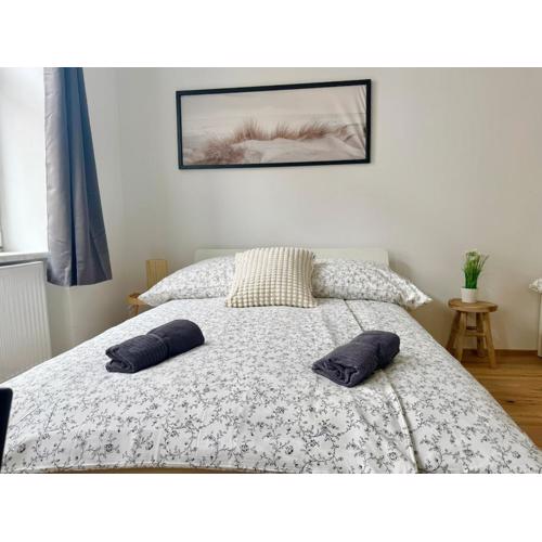 Stylish & Renovated Apartment with Free Parking