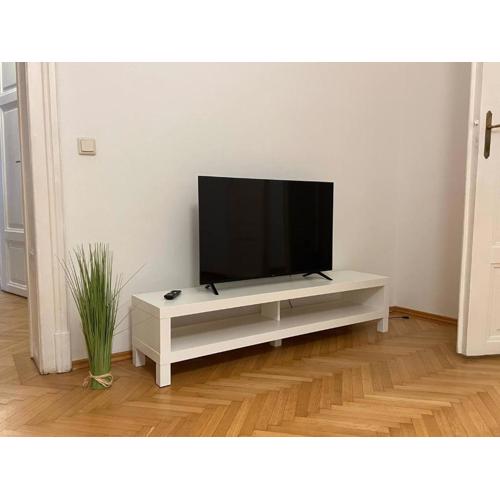 Sunny 3BR Central Apartment