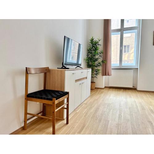 Sunny & Calm Long-Term Apartment with Free Parking