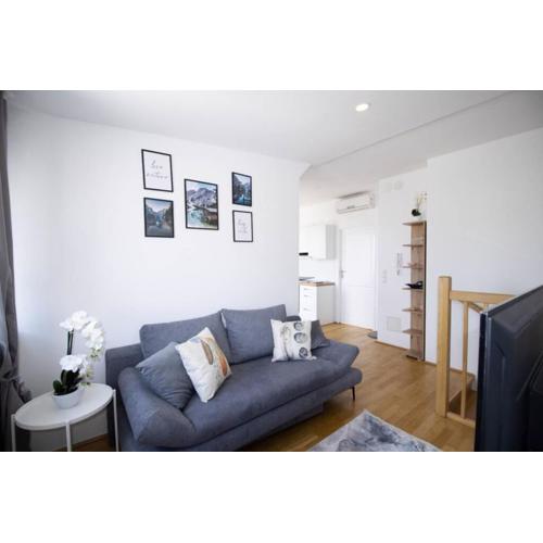 Sunny & Cozy Penthouse with Balcony l DG4'14