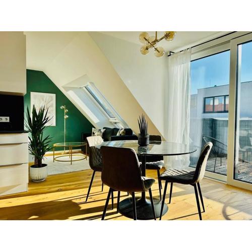 Sunny Terrace Penthouse with AC - Self Check-In