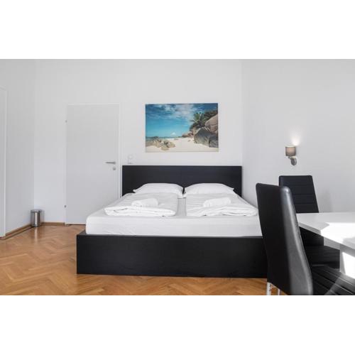 Superb 7BR Apt for 22 People Near Hauptbahnhof
