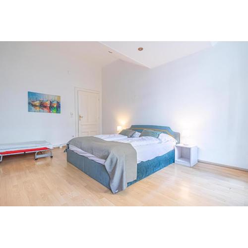 Sweet 2BR Apartment with Netflix near Belvedere Palace