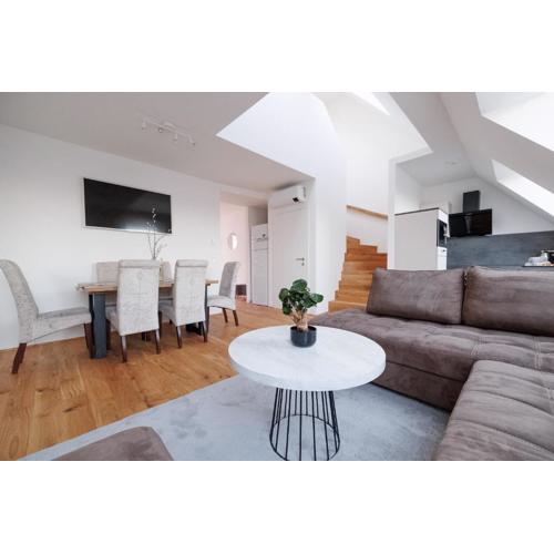 SYMPHONY Apartments 39 - Modern Loft with Terrace and Grill in Central Location