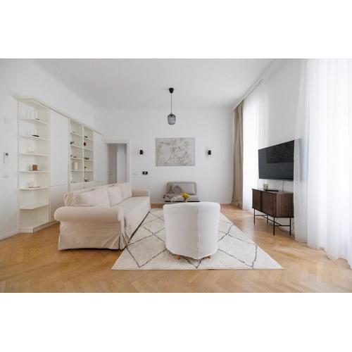 Ultra Spacious 3-Bedroom 3-Bath Steps from Vienna's Historic Heart