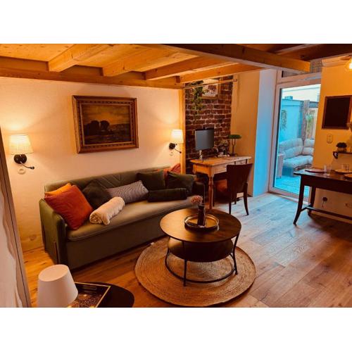 Urban Hideaway Cozy Loft, Green Courtyard and AC