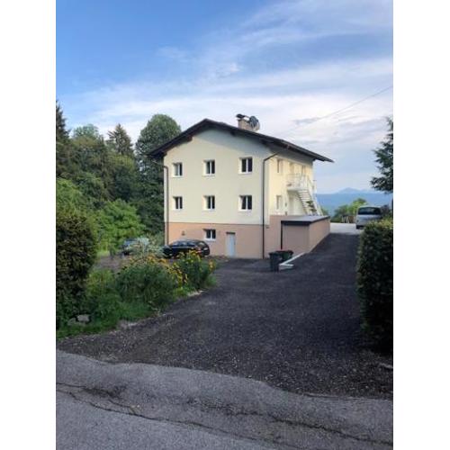 Velden View Ferienwohnung direkt am Wald mit großer Sonnenterrasse und grandiosem Karawankenblick