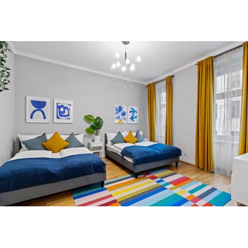Very Spacious Apartment with a Wintergarden and Terrace, 1 Minute to Tram Station