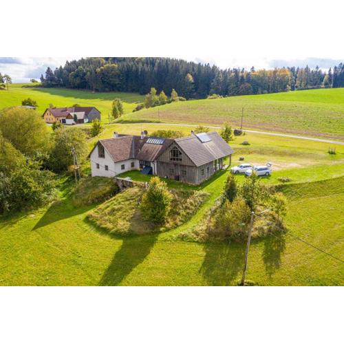 WALD-LAND-HOF Schloss Rosenau