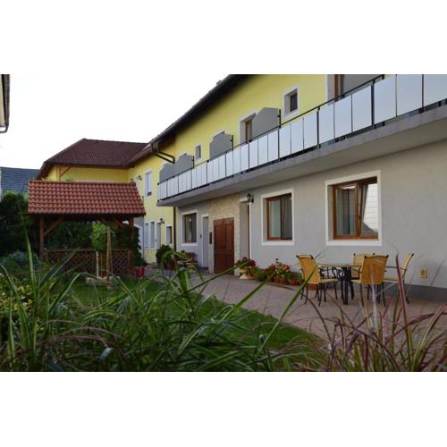 Weingut & Gästehaus Dombi Weiss