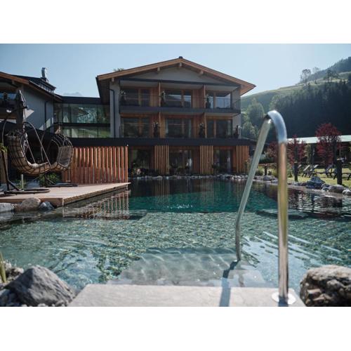 Wellness und Brunch Hotel MorgenZeit beheizter Naturpool mit Sandstrand Genuss Frühstück bis 13 Uhr Hochkönig Sommercard