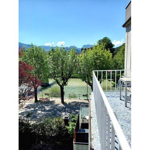 WOLKE, Apartment mit Balkon am Fluss, Zentrum, Parkplatz